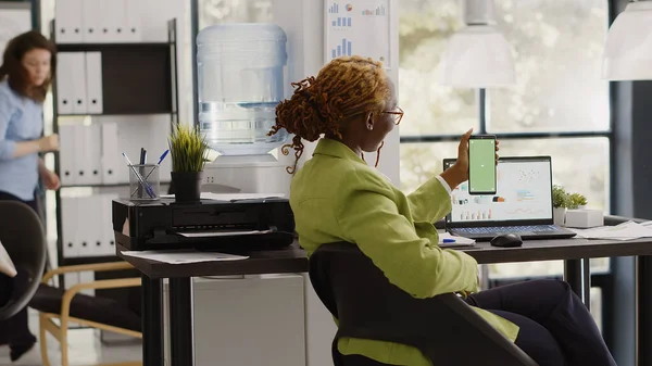 Africano Americano Mulher Usando Greenscreen Telefone Trabalhando Com Display Chave — Fotografia de Stock