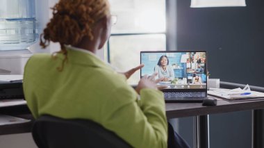 Şirket yöneticisi ofiste internet üzerinden konuşuyor, iş adamlarıyla görüntülü konuşma yapıyor. Uzaktan telekonferansa yatırım yapmayı planlayan bir grup iş arkadaşı. El kamerasıyla..