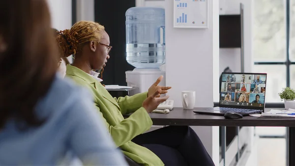 Mujer Afroamericana Que Utiliza Videollamada Teletrabajo Computadora Asistir Una Reunión — Foto de Stock