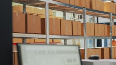Boş bir depo, raflarda bilgisayar ve karton kutular, perakende satış için hazırlanmış ürünler. Aygıt ve mal paketleriyle depolama odası, dağıtım malları.