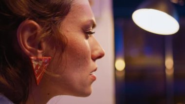 Şirket grafiklerini analiz eden genç bir işçi. Bilgisayarla ilgili raporlar ve finansal raporla ilgili veriler yazıyor. Yönetici geliştirmeyi planlıyor, masadaki yatırımlar üzerinde çalışıyor. El kamerasıyla. Kapat..