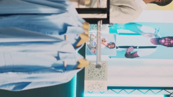 Függőleges Videó Fiatal Fizet Árut Pénztárnál Beszél Bolt Alkalmazottja Előtt — Stock videók