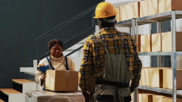 Tým Zaměstnanců Připravuje Krabice Výrobky Skladu Balí Zboží Lepenkových Krabic — Stock video