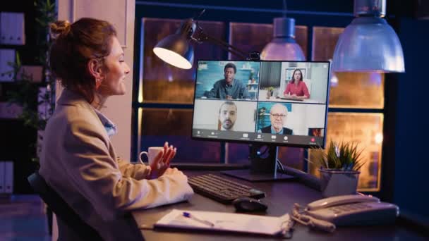 Trabajadora Que Asiste Reunión Corporativa Remota Mediante Teleconferencia Webcam Hablando — Vídeo de stock