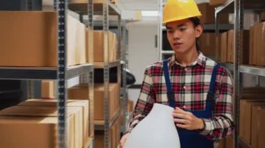 Asyalılardan oluşan bir ekip ürünler üzerinde kalite kontrol yapıyor, kutuları ve nakliyeleri paketlemeden önce malları analiz ediyorlar. Küçük işletme sahibi ve çalışanları depoda stok envanteri planlıyor..