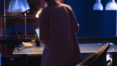 İş yerinde mali istatistik planlayan kadın işçi şirket büyüme raporu üzerinde çalışıyor. Bilgisayarda analitik grafikler kullanan genç çalışan, kurumsal yatırım yönetim planı.