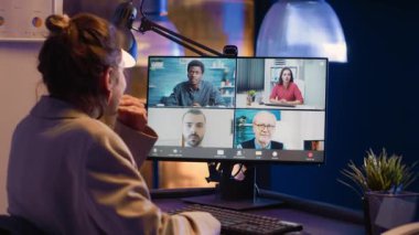 Videodaki insanlarla genç çalışanlar toplantısı, webcam 'le online konferansa katılmak. Uzaktan telekonferans çağrısı, internet sohbeti yapan profesyonel bir yönetici..