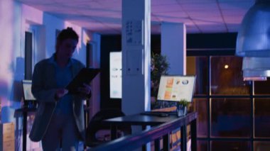 Bilgisayardaki istatistik ve diyagramları analiz eden bir girişimci kalkınma için finansal rapor oluşturmak için ekonomi grafiklerine bakıyor. Kurumsal ofiste çalışan bir kadın, analizleri kontrol ediyor. El kamerasıyla..