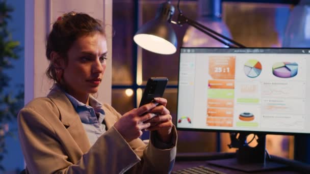 Female Entrepreneur Using Mobile Phone Office Browsing Online Social Media — Wideo stockowe