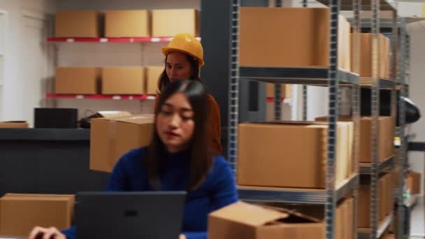 Équipe Personnes Planifiant Distribution Chaîne Approvisionnement Dans Salle Stockage Vérifiant — Video