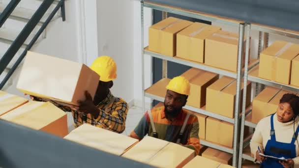 Afroamericanos Trabajando Logística Stock Almacén Marcando Cajas Mercancía Almacén Equipo — Vídeo de stock