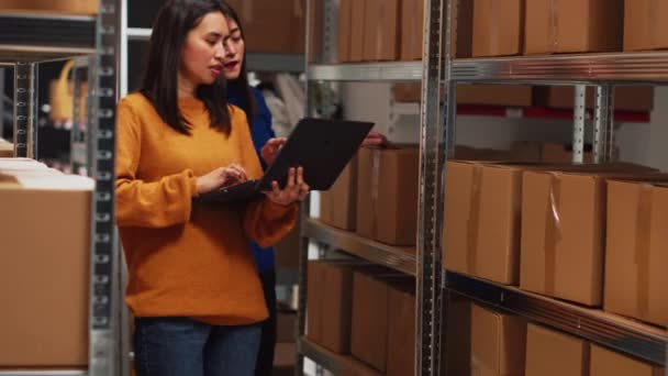 Depot Medewerker Zoek Naar Logistieke Gegevens Laptop Werken Aan Kwaliteitscontrole — Stockvideo