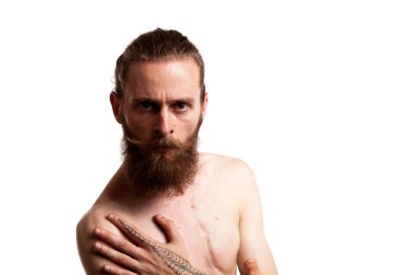 Stüdyo fotoğraf beyaz arka plan üzerinde uzun sakallı hippi