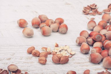 Beyaz ahşap arka plan stüdyo fotoğraf fındık. Sağlıklı çiğ gıda