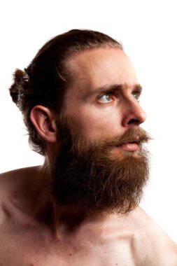 Stüdyo fotoğraf beyaz arka plan üzerinde izole uzun sakallı serin hipster