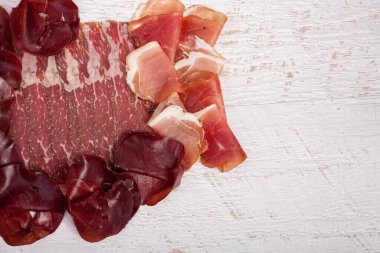 Tahta arka planda leziz İtalyan jambonu. Üst görünümde