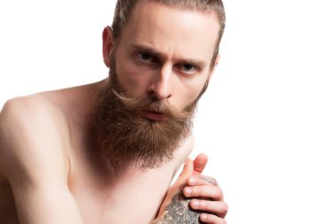 Hipster adam stüdyo fotoğraf beyaz arka plan üzerinde