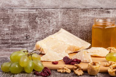 Sağlıklı gıda. Peynir, üzüm ve ahşap zemin üzerine bal Differet türü. Lezzetli yemekler