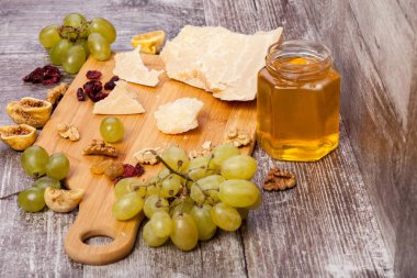 Beyaz ahşap zemin üzerinde peynir Differet türü. Sağlıklı gıda.