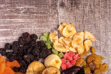 Kuruyemiş studio fotoğraf ahşap arka plan üzerinde farklı tip