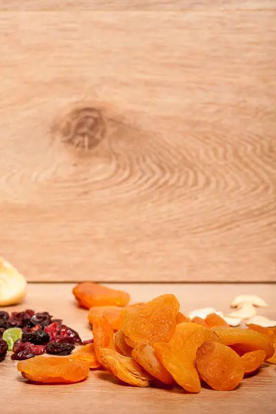 ドライ フルーツとナッツ スタジオ セットアップの木製の背景に 生の健康的なライフ スタイル — ストック写真