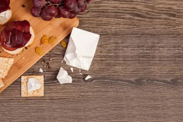 Italienischer Schinken Mit Crackern Mit Weißem Käse Auf Holzgrund — Stockfoto