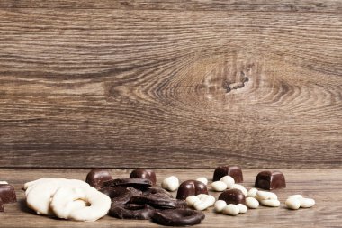 Kalp şekli stüdyo fotoğraf ahşap arka plan üzerinde çikolata