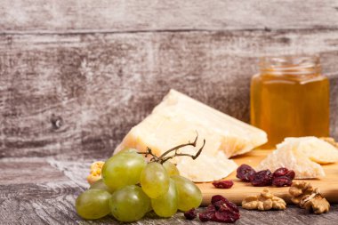 Peynir, bal ve üzüm studio fotoğraf ahşap arka plan üzerinde