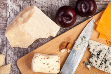 Fındık ve farklı türde bir satranç ahşap arka plan.