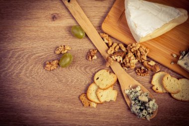 Peynir ve ceviz ahşap arka planda üzerinde farklı türde fotoğrafı kapatın. Boşaltmak için