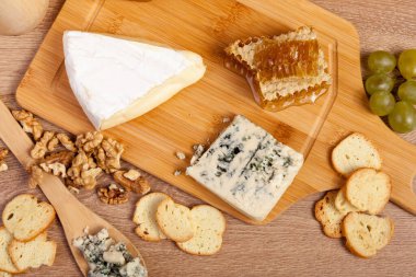 Beyaz peynir, bal, kraker ve ahşap zemin üzerine fındık. Sağlıklı gıda. Beyaz ahşap zemin üzerinde peynir Differet türü.