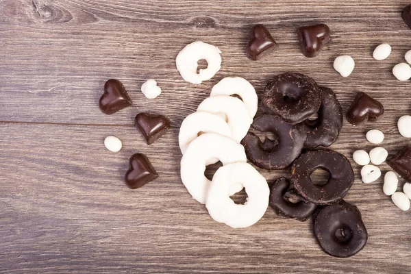 Kalp Şeklinde Ahşap Arka Planda Çikolatalı Meyveler — Stok fotoğraf