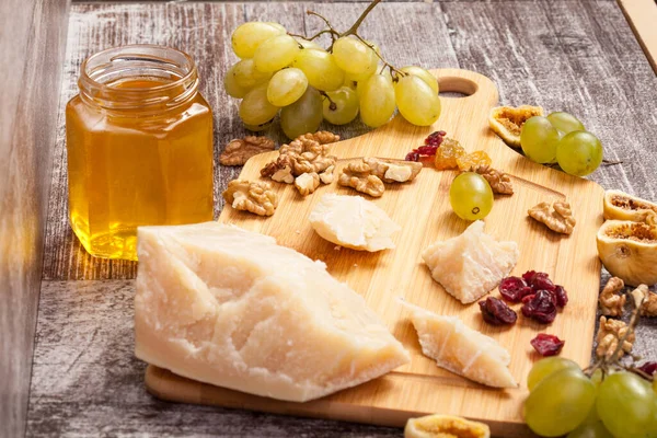 Cheese Honey Grape Wooden Background Studio Photo — Stock Photo, Image