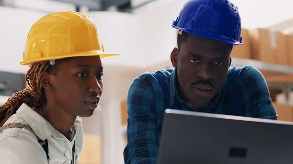 Två Ungdomar Overaller Arbetar Lager Läser Produkter Logistik Lapto Team — Stockfoto