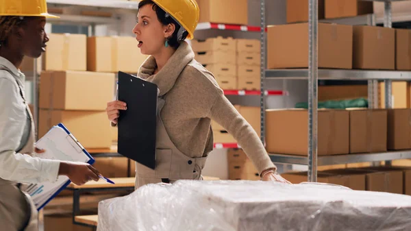 Twee Vrouwen Analyseren Lijst Van Producten Magazijn Werken Voorraad Logistiek — Stockfoto
