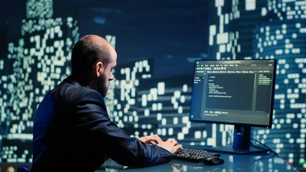 Skytower Bilgisayar Üzerinde Çalışan Erkek Yönetici Şirket Ofisindeki Verileri Kontrol — Stok fotoğraf