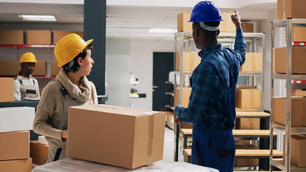 Male Worker Giving Package Goods Supervisor Helping Scan Barcodes Boxes — Stock Photo, Image
