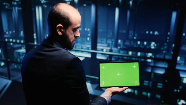 Tablette Yeşil Ekran Kullanan Profesyonel Sunucu Mühendisi Veri Merkezindeki Bulut — Stok fotoğraf