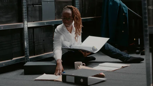 Focused Law Officer Examining Case Files Folder Reading Important Criminal — Stock Photo, Image