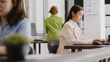 Analiz ve istatistiklerle çalışan bir iş kadını, kağıtlar ve bilgisayarda online verileri analiz ediyor. Yatırım için yeni araştırmalar planlayan yönetici yardımcısı, şirket büyümesi. El kamerasıyla..