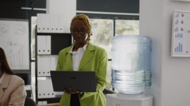 Dizüstü bilgisayardaki yıllık veri raporunu analiz eden bir girişimci, ofiste yeni bir iş yatırımı planlamadan önce analizleri kontrol ediyor. Çevrimiçi istatistikleri analiz eden genç yetişkinler, kâr artışı.