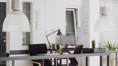 Birden fazla masası olan profesyonel şirket çalışma istasyonları, toplantı odası ekipmanları ve bilgisayarlarla dolu boş bir yer. Kurumsal içişlerinde dijital ajans çalışma alanı.