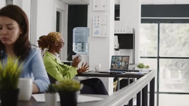 办公室工作人员利用网络摄像头的在线远程会议 与商界人士谈论发展问题 女雇员在视频会议电话 办公室视频会议上聊天 — 图库视频影像