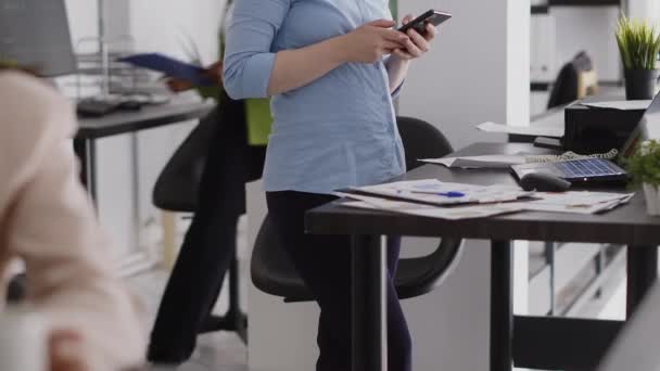 女经理在执行办公室使用手机 用智能手机在社交媒体上滚动 与家用电器 专业创业机构一起致力于营销愿景的年轻员工 — 图库视频影像