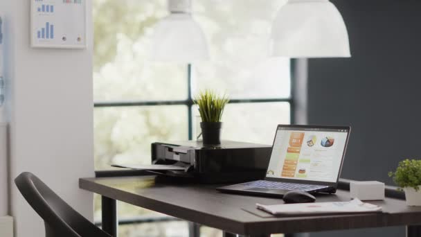 Coworking Büroräume Voller Digitaler Gadgets Agenturräume Mit Mehreren Arbeitsplätzen Sitzungssaal — Stockvideo
