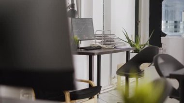 Şirket ofisi boş iş alanı, dijital ajans işyeri, şirket odasında birden fazla bilgisayar var. Yönetim kurulu odası ve kurumsal çalışma istasyonları olan bir işletme merkezi..