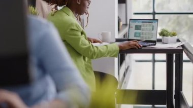 Bilgisayar üzerinde online analizlere bakan kadın girişimci, karı artırmak için yeni yatırımlar planlıyor. Yıllık veri raporu oluşturmak için istatistikleri kontrol eden genç yetişkinler, ofiste iş büyümesi.