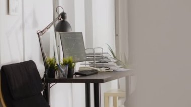 Şirketin ofis alanı masaların üzerinde bilgisayarlarla dolu, ajanslar açık, çalışma istasyonları da içerideki toplantı odasında. Şirket merkezindeki boş bölüm odası, şirket mesleği..