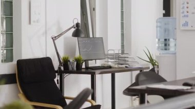 Çalışma masaları olan profesyonel ofis, şirket ekipmanları ve bilgisayarlarla dolu boş alan. Toplantı odasındaki modern başlangıç ajansının çalışma alanı.