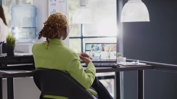 在商务办公室参加企业会议视频电话会议的年轻女性 使用远程电话会议聊天 女雇员在网上视频会议 远程工作平台上与同事交谈 — 图库视频影像